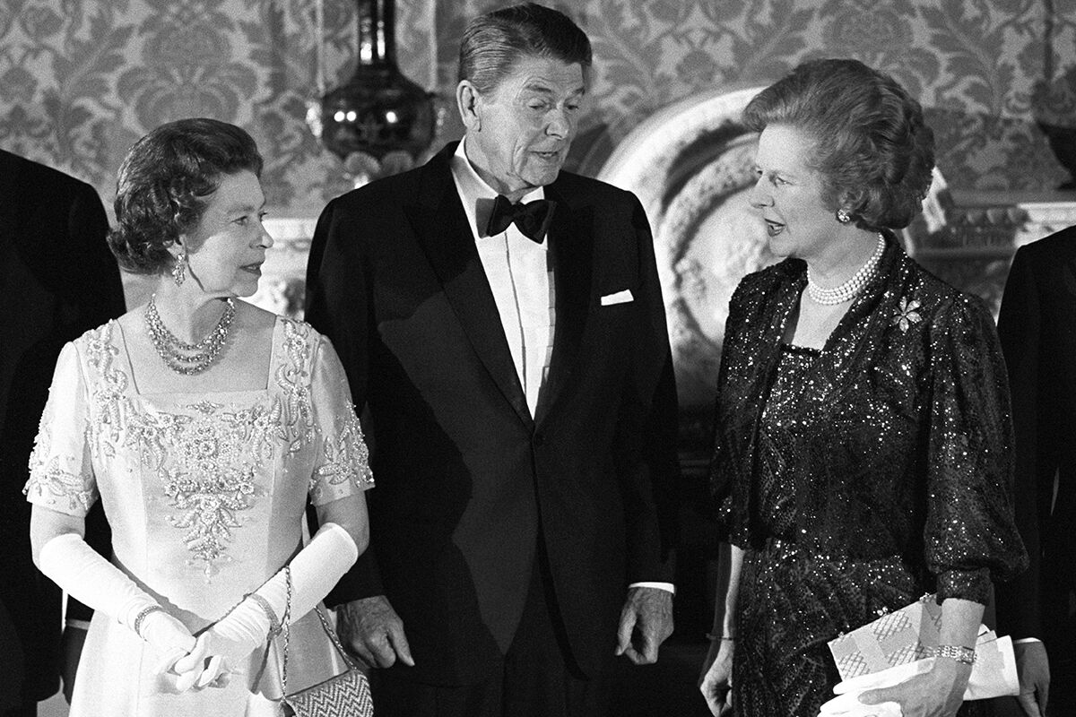 Елизавета II с президентом США Рональдом Рейганом и британским премьер-министром Маргарет Тэтчер в 1984 году