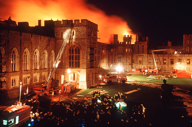Пожар в Виндзорском замке в 1992 году. Фото: Tim Graham Photo Library / Getty Images