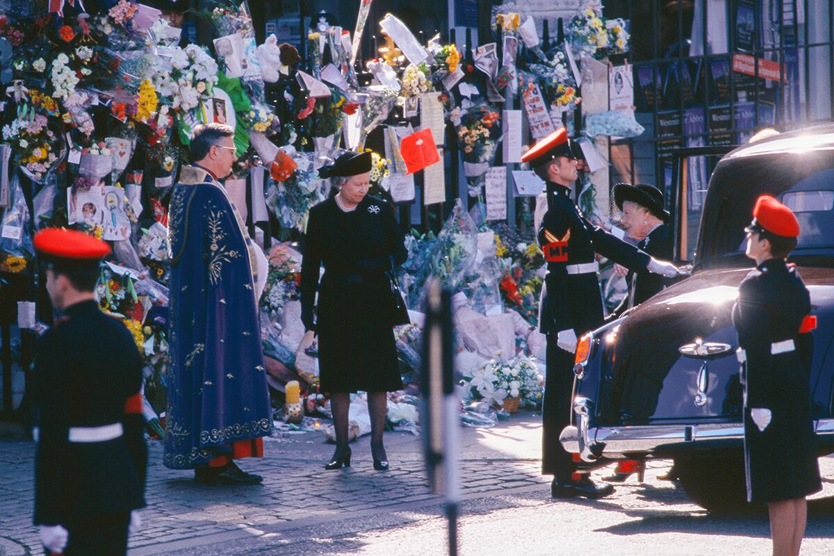 Елизавета II на похоронах принцессы Дианы в 1997 году