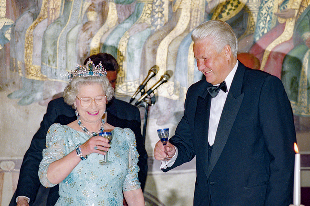 Встреча Елизаветы II и президента России Бориса Ельцина во время поездки королевы в Москву в 1994 году. Фото: AP