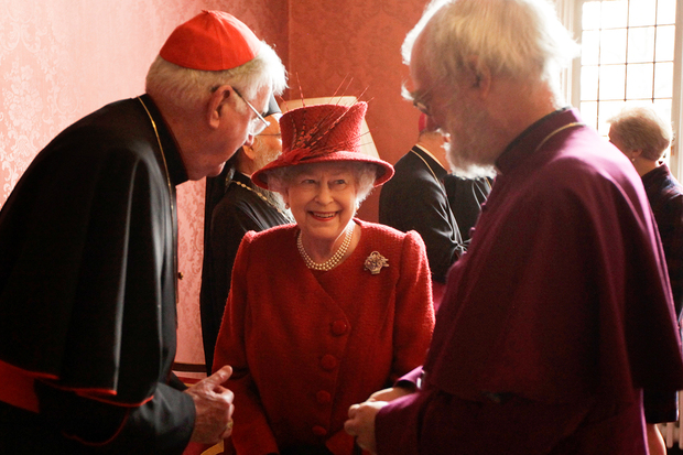Елизавета II и архиепископ Кентерберийский (слева) во время бриллиантового юбилея правления в 2012 году. Фото: Matt Dunham / AP