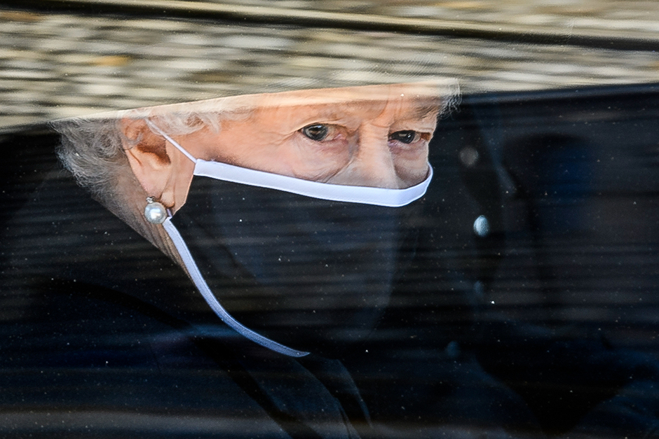 Елизавета II на похоронах принца Филиппа в 2021 году