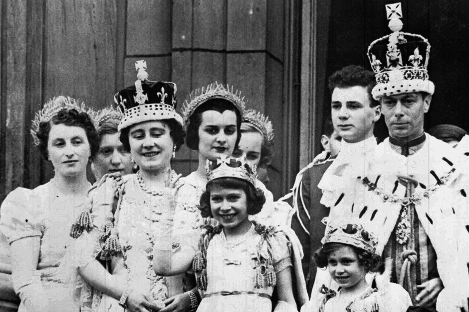 Члены королевской семьи на коронации Георга VI в 1937 году. 11-летняя принцесса Елизавета — в центре