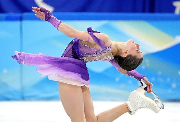 Камила Валиева в короткой программе в личном турнире Олимпиады в Пекине