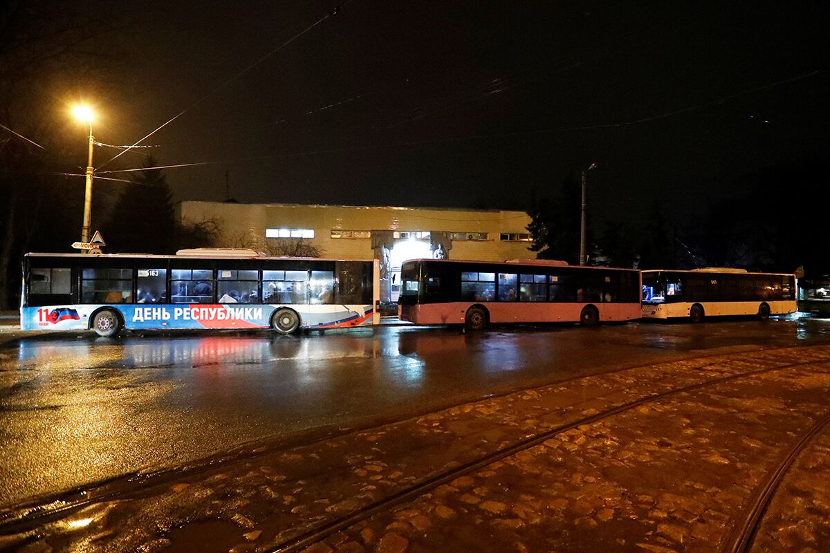 Автобусы, предназначенные для эвакуации местных жителей, Донецк, 18 февраля 2022 года