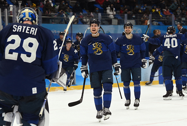 Олимпиада в Пкеине. Финские хоккеисты празднуют победу