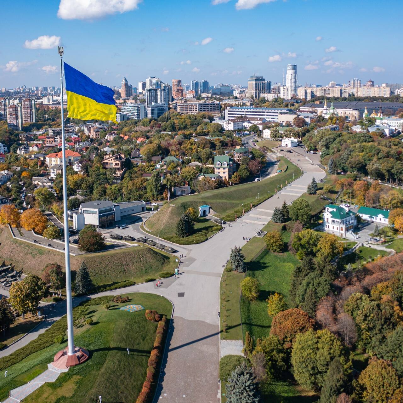 киев старый город. мечникова 18. желтые жилеты у стритеров. киев апрель. французская группа оркестр.