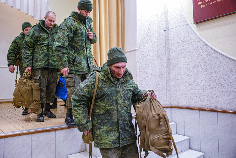 Добровольцы после выдачи обмундирования в военной части Народной милиции ЛНР