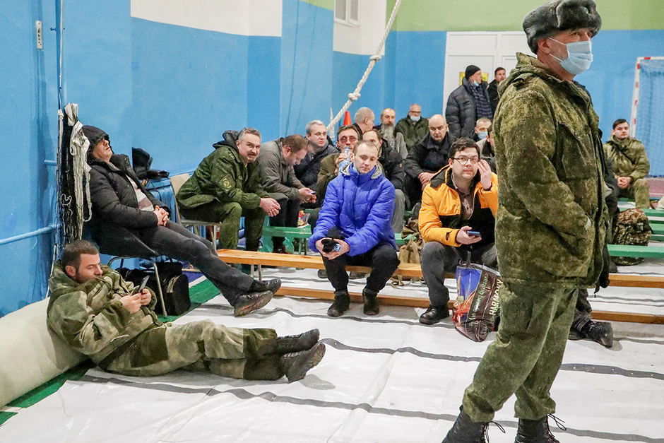 Мужчины собираются в военно-мобилизационном пункте, открытом в школе в Донецке, 19 февраля 2022 года