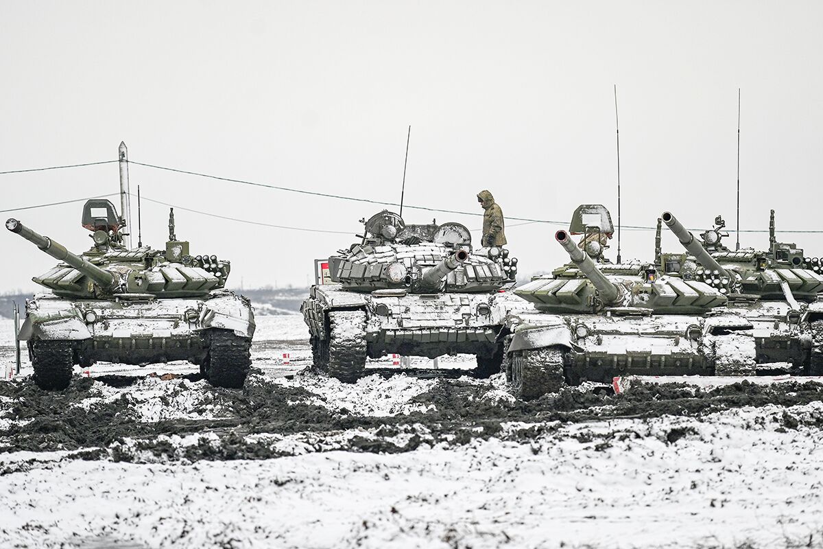 Российские основные боевые танки Т-72Б3 во время боевых учений на Кадамовском полигоне на юге Ростовской области, 12 января 2022 года