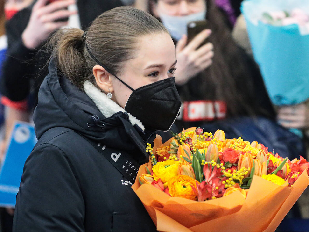 Валиеву снимут. Камила Валиева встреча в аэропорту. Камила Валиева в аэропорту. Камила Валиева в Москве.