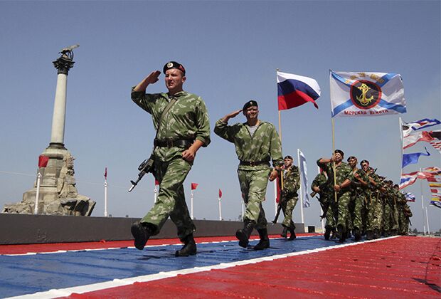 Российские военнослужащие маршируют во время празднования Дня ВМФ в Севастополе