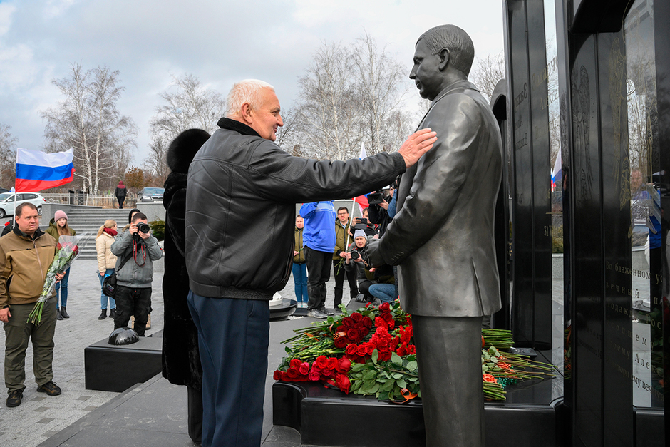 Родители главы Донецкой народной республики Александра Захарченко, убитого в 2018 году, на церемонии возложения цветов к его могиле, 22 февраля 2022 года