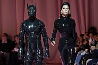 Мужчины на поводке, полуголые модели и длинные щупальца: во что дизайнеры превратили свои шоу на Неделе моды в Лондоне?