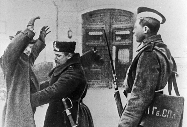 Вооруженный полицейский патруль на улицах Петрограда в дни Февральской буржуазно-демократической революции. 1917 год. Фото: РИА Новости