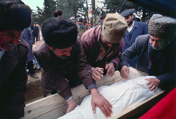 Азербайджанские мужчины с телом убитого во время Ходжалинской резни в Нагорном Карабахе. Фотография сделана 10 марта 1992 года. Баку, Азербайджан