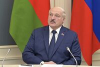 Лукашенко отказался отменять референдум из-за военной операции в Донбассе 