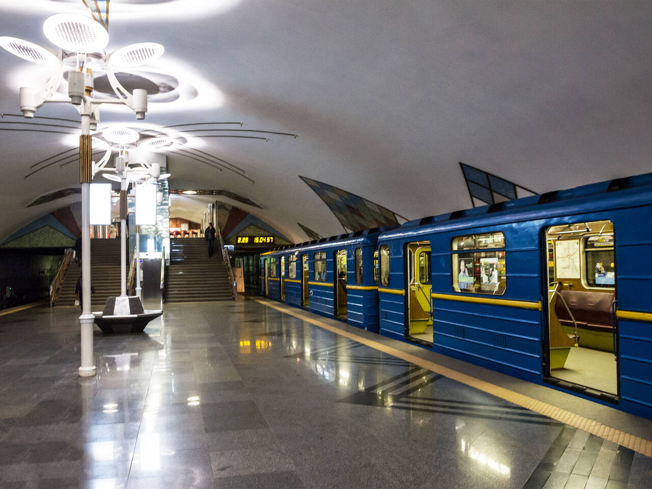 В Киеве станции метро переоборудовали в бомбоубежища: Украина: Бывший СССР:  Lenta.ru