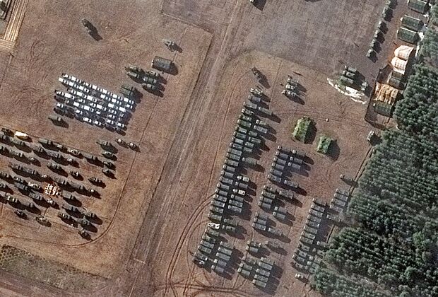 Спутниковый снимок техники на аэродроме недалеко от Мозыря, Белоруссия