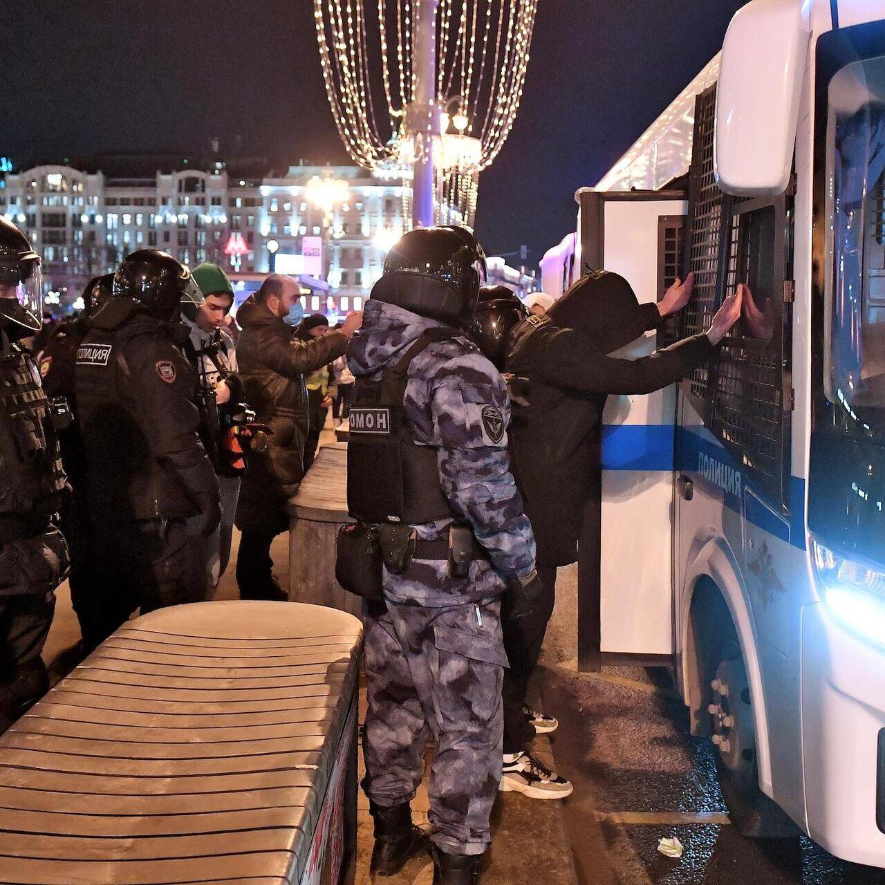 Арест попросить. Полиция это силовая структура. Полицейские в Москве лицо. Полиция силовики. Главный полицейский Москвы.