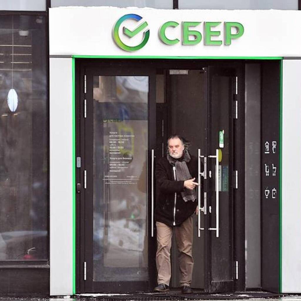 Работа сбербанка сегодня 23 февраля. Режим работы сбербанка. Сбербанк работа в праздники. Часы работы. Сбербанк ульяновск.