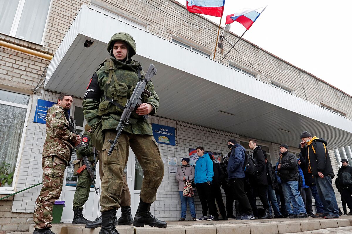 Военнослужащие Народной милиции ДНР у военного мобилизационного пункта в Донецке, 23 февраля 2022 года