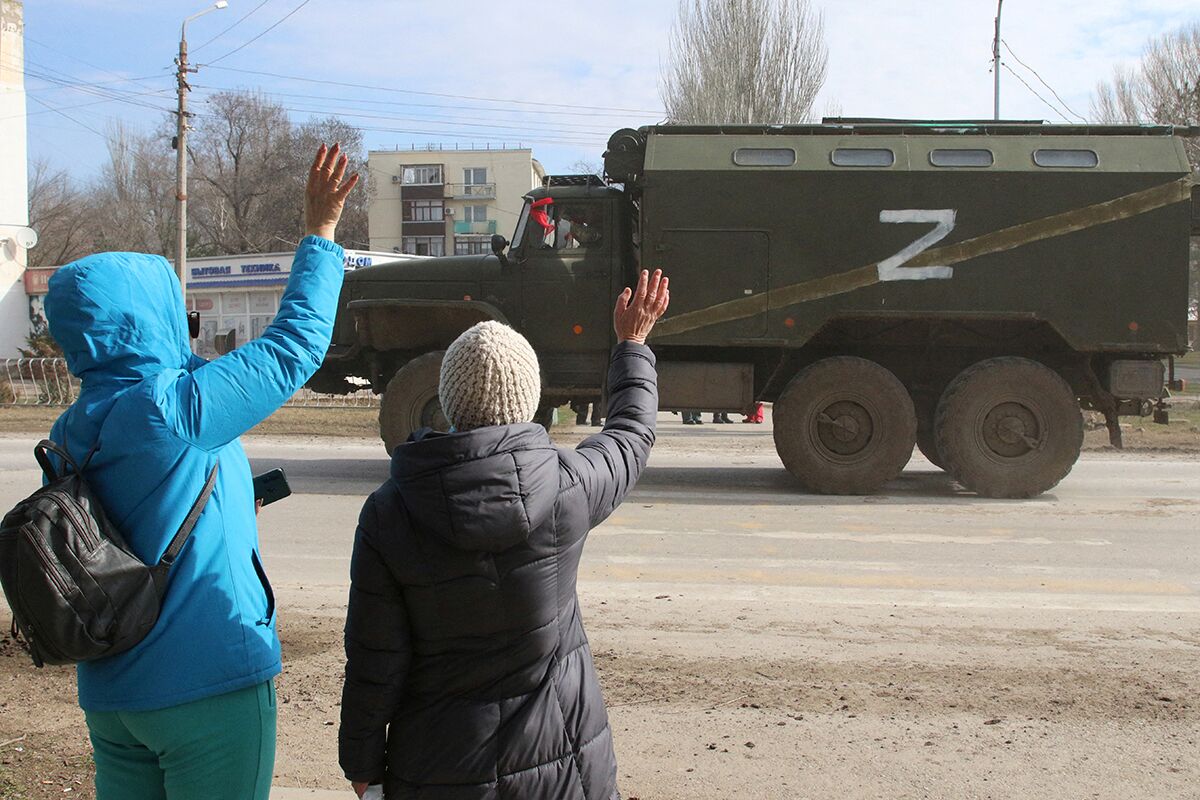 Местные жители встречают военный грузовик российской армии с буквой Z, Армянск, 24 февраля 2022 года