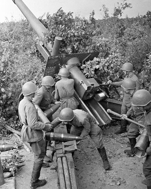 Советский артиллерийский расчет в бою подо Ржевом, 1942 год