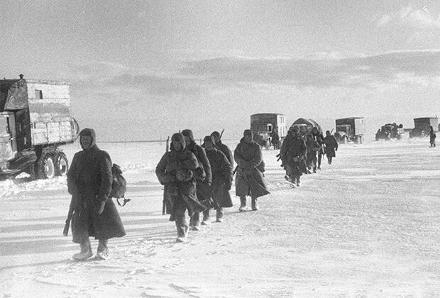 Советские солдаты на марше