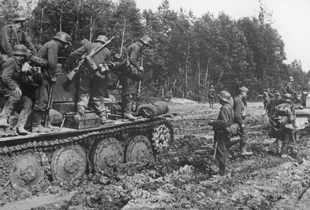 Немецкие солдаты и танк Pz. Kpfw. 38(t) на лесной дороге в районе Ржева, июль 1942 года
