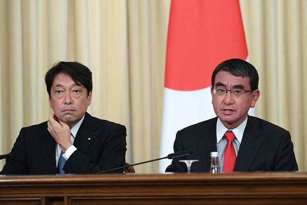 Глава МИД Японии Таро Коно и министр обороны Японии Ицунори Онодэра