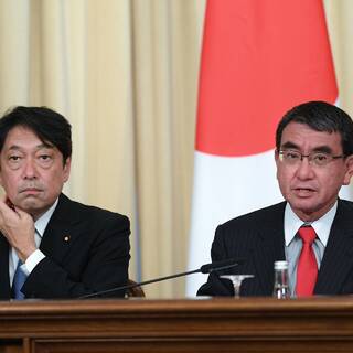 Глава МИД Японии Таро Коно и министр обороны Японии Ицунори Онодэра