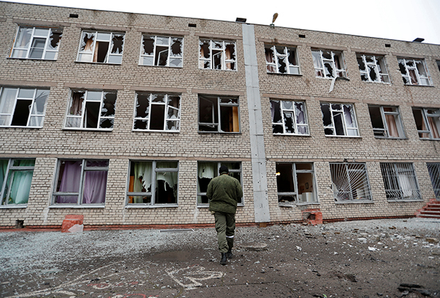 Здание школы в Горловке, поврежденное в результате обстрела