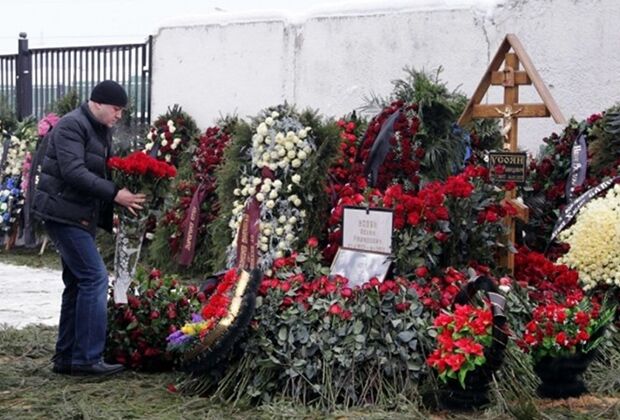 Венки на могиле вора в законе Аслана Усояна (Дед Хасан). Москва, 21 января 2013 года