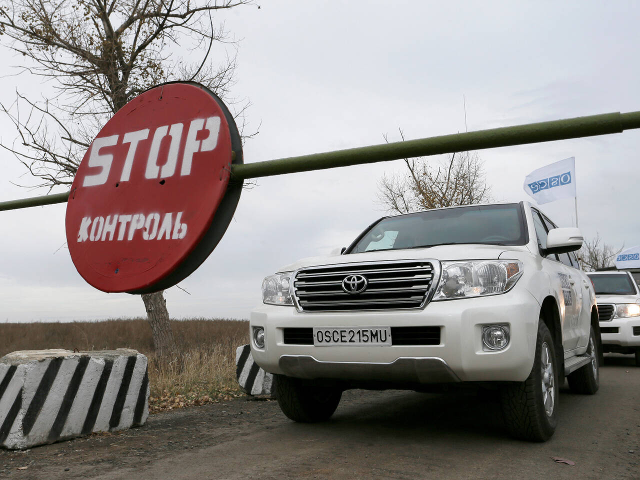 Колонна машин миссии ОБСЕ покинула Донецк и Луганск: Украина: Бывший СССР:  Lenta.ru