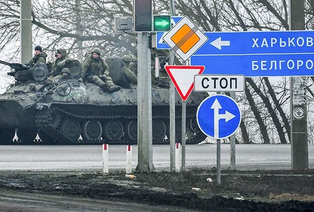 Российские военнослужащие в колонне военной техники на шоссе возле границы с Украиной в Белгородской области