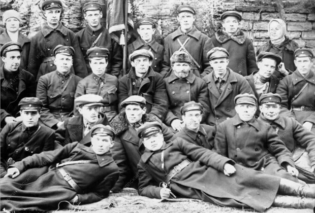 Группа работников кингисеппской милиции. Третья слева в третьем ряду — Паулина Онушонок. 1929 год