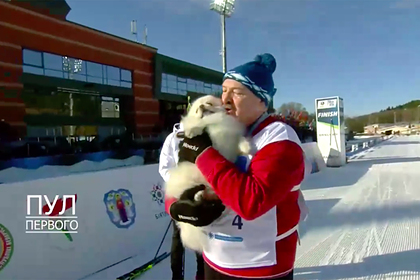 Лукашенко на лыжах с псом в руках попал на видео