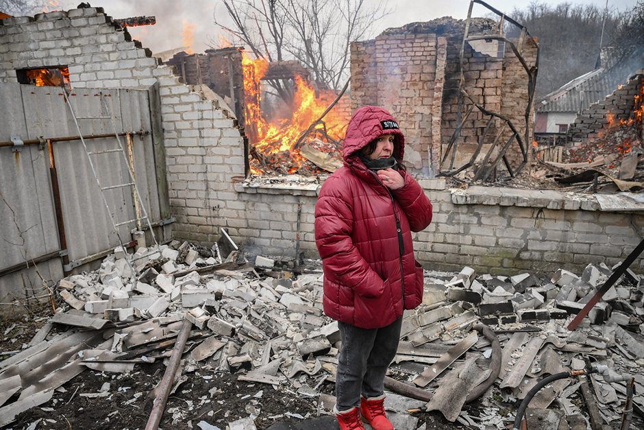 Жительница Донецка в Киевском районе на месте жилого дома, разрушенного в ходе обстрела