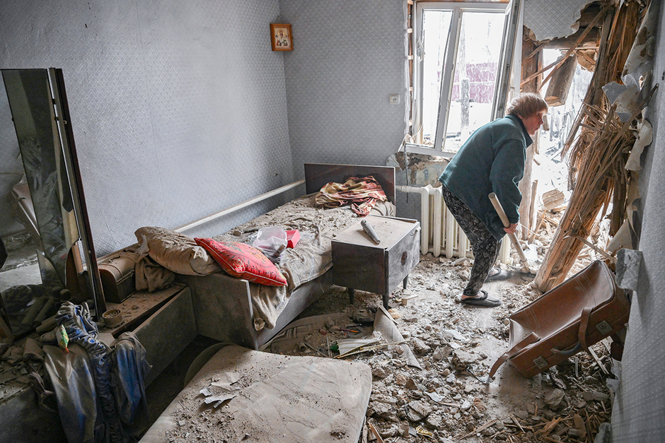 Жительница Донецка в квартире, разрушенной во время обстрела Кировского района города