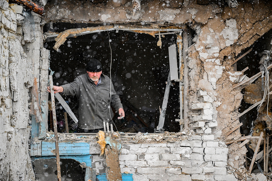 Житель Донецка в доме, разрушенном во время обстрела Кировского района