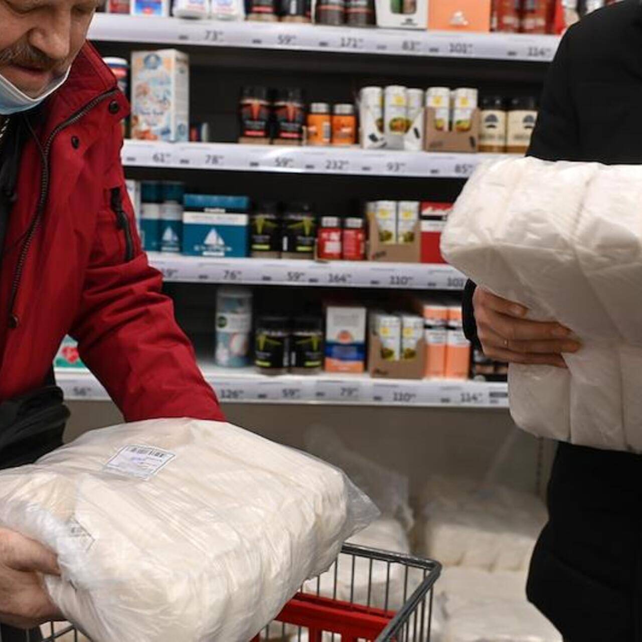 Некоторая продукция. Скупают сахар. Дефицит в магазинах. Продовольственный дефицит. Люди скупают сахар в магазине.