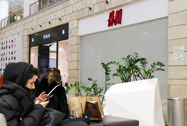 В начале марта покупателей H&amp;M в России встретили закрытые витрины. Фото: Владимир Гердо / ТАСС