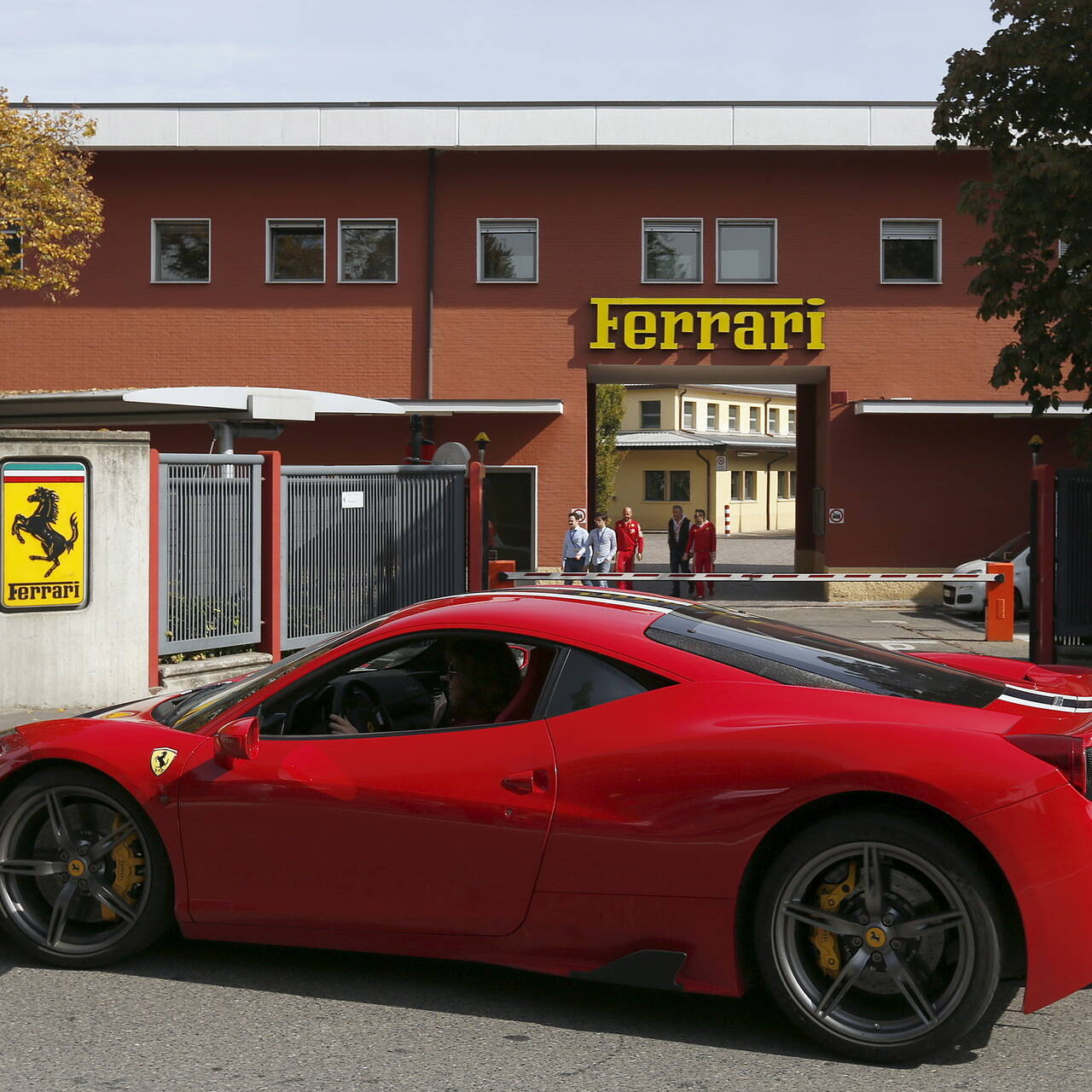 Ferrari приостановит производство автомобилей для российского рынка: Рынки:  Экономика: Lenta.ru