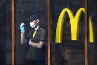 «Макдоналдс» временно закроет все рестораны в России 