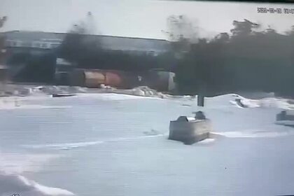 Момент взрыва резервуара с битумом на российском предприятии сняли на видео