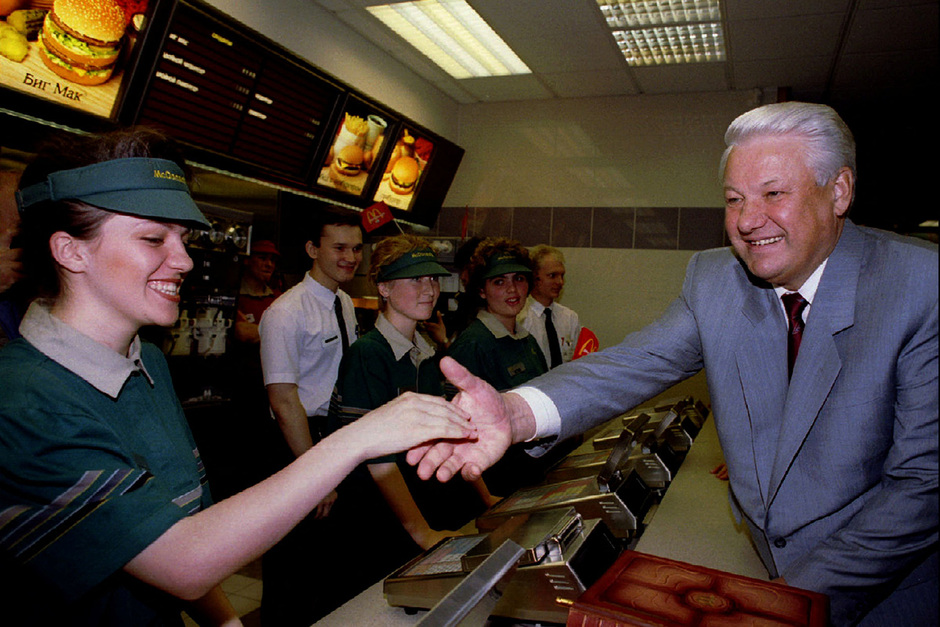 Борис Ельцин общается с сотрудниками заведения 
