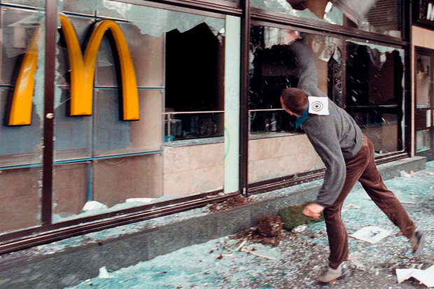 Нападение на «Макдоналдс» в центре Белграда. Фото: Reuters