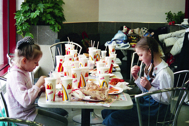 Обед в «Макдоналдсе» в 1997 году. Фото: Игорь Носов / ТАСС