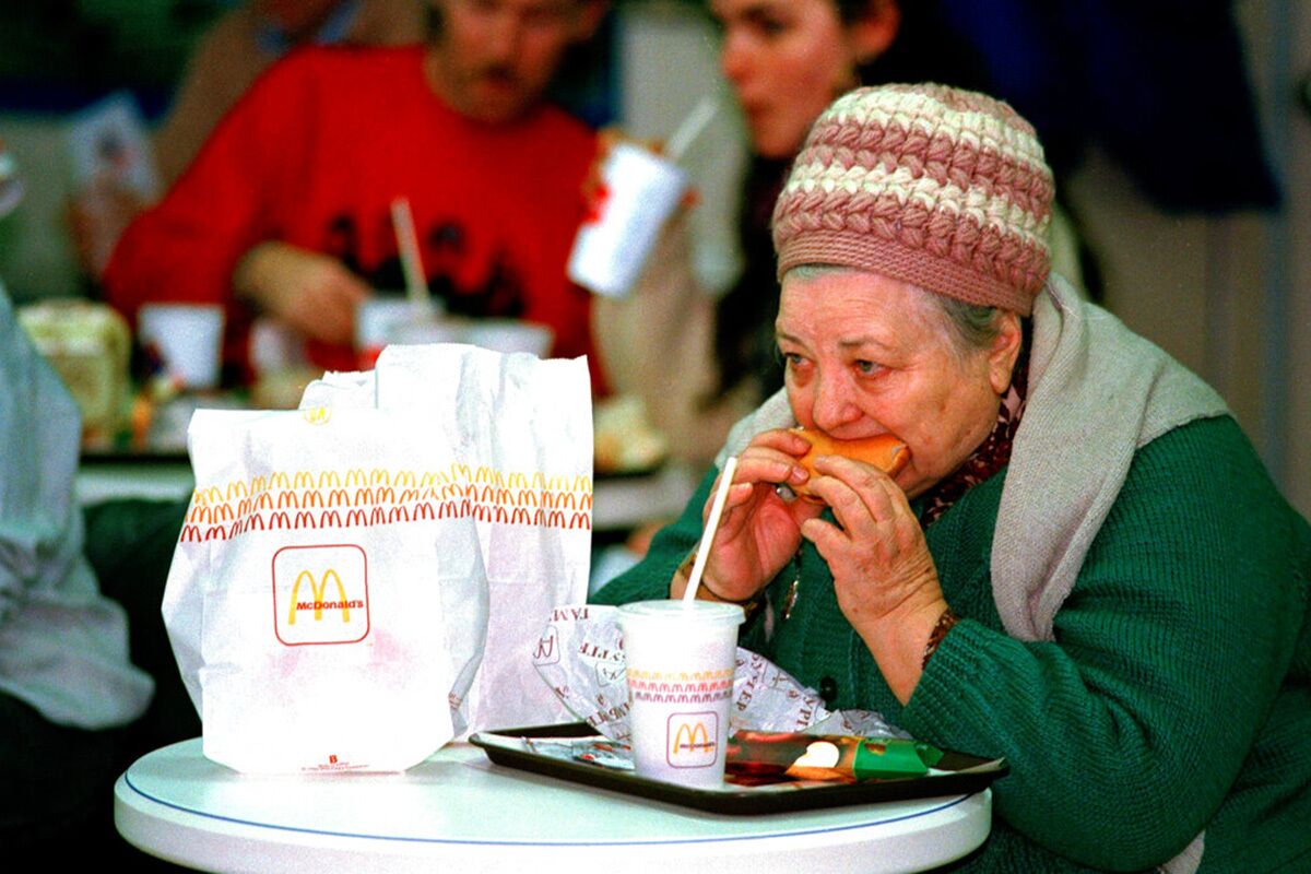 Первые посетители московского «Макдоналдса» знакомятся с продукцией 